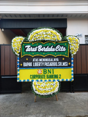 Papan Bunga Duka di Bahu