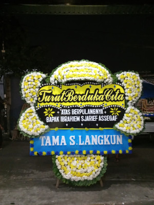 Papan Bunga Duka di Bahu