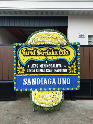 Papan Bunga Duka di Bahu