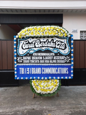 Papan Bunga Duka di Bahu